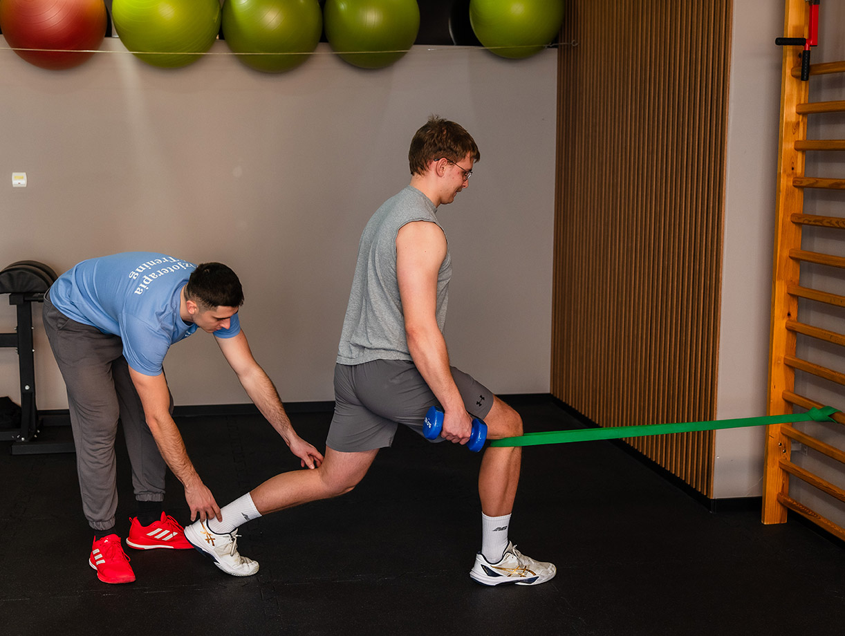 ból kolana przy skakaniu, przysiadach lub bieganiu